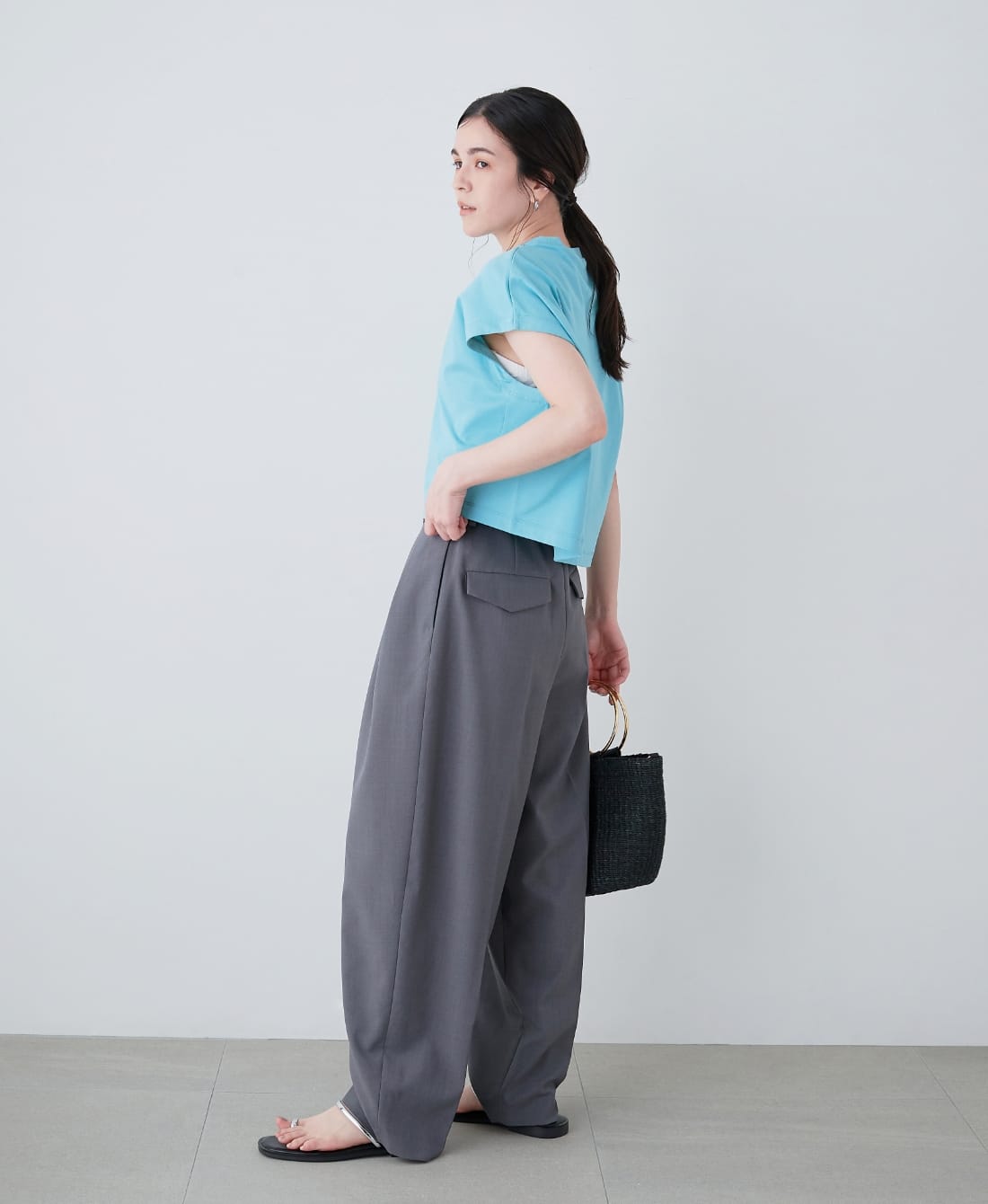 バレルパンツを着用しているモデル画像07