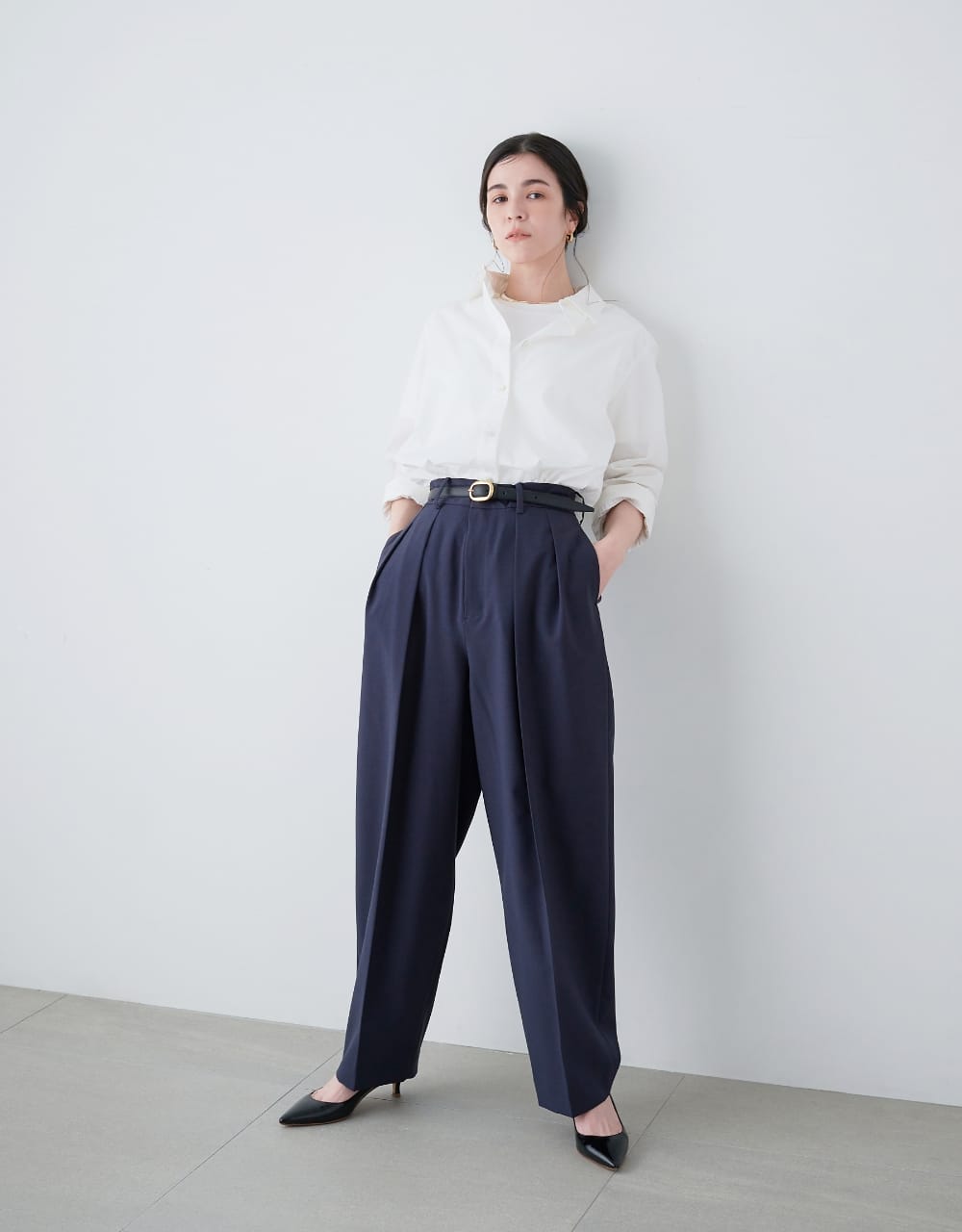 バレルパンツを着用しているモデル画像01
