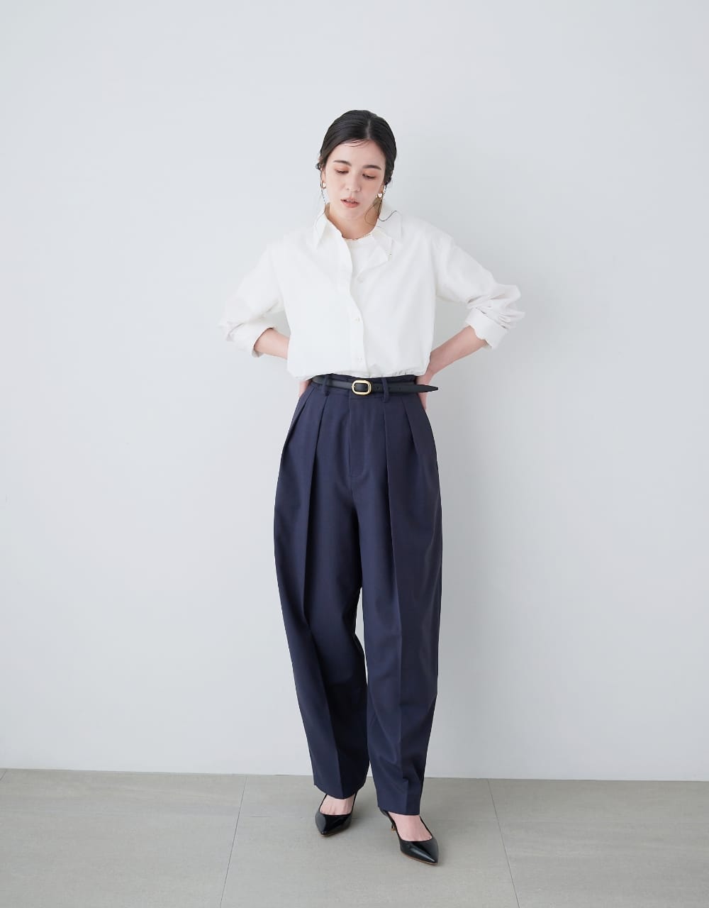 バレルパンツを着用しているモデル画像02