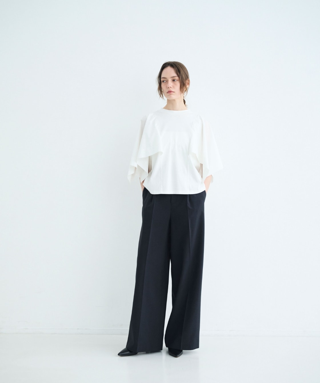 トップス、パンツを着用した女性１