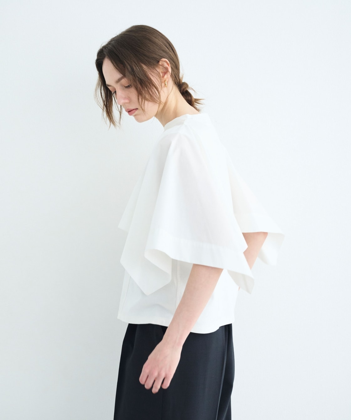 トップス、パンツを着用した女性２