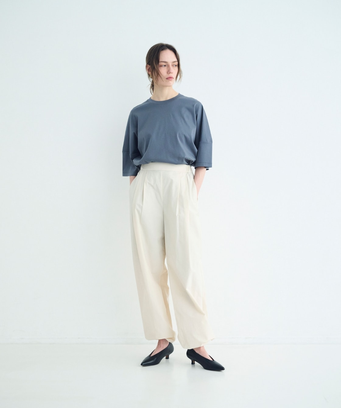トップス、パンツを着用した女性１