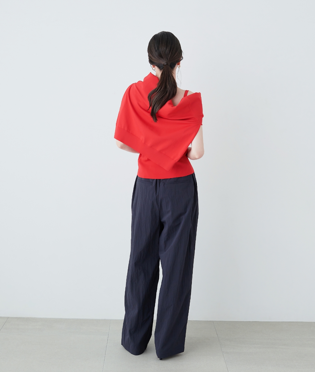 赤のトップス・ネイビーのナイロンタスランドロストイージーパンツを着用している女性の画像--05