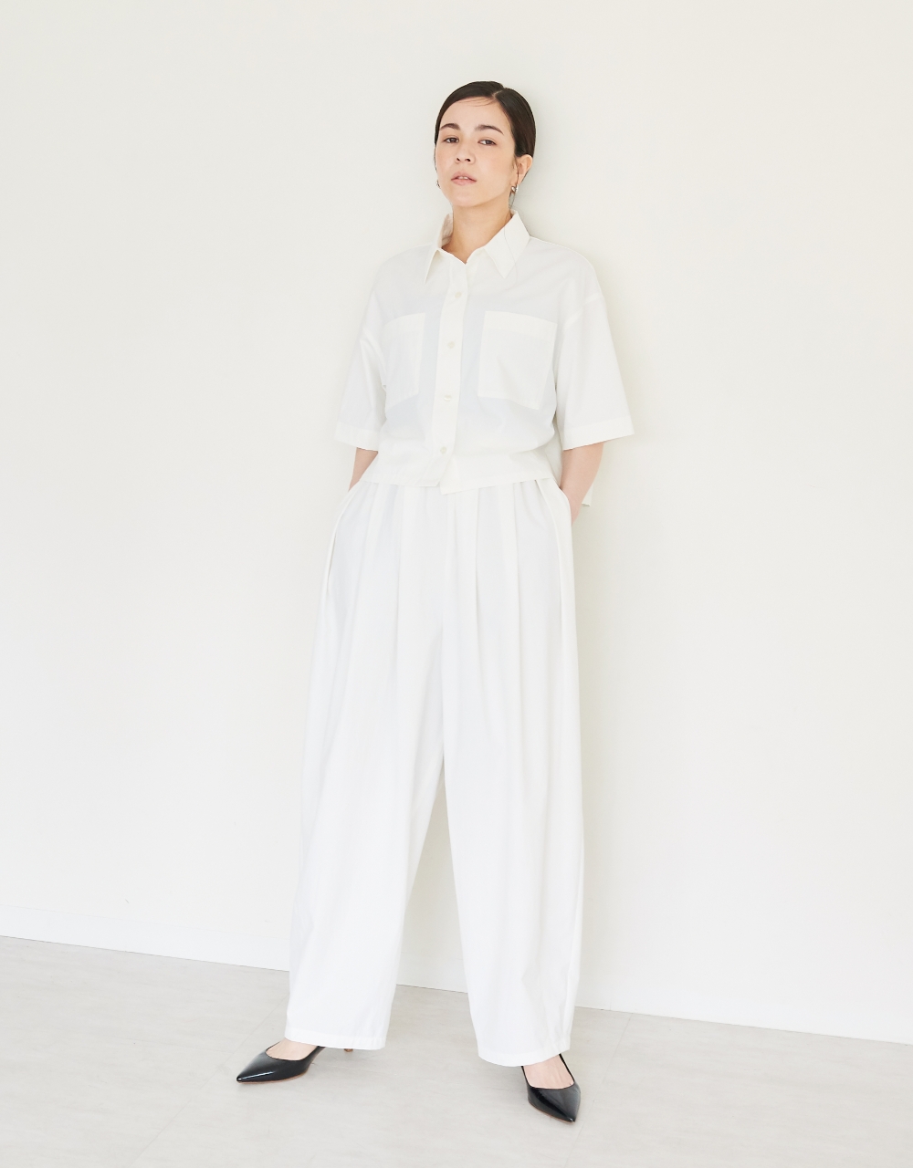 オフホワイトのソフトタイプライターシャツ・オフホワイトのソフトタイプライターカーブパンツを着用している女性の画像--01