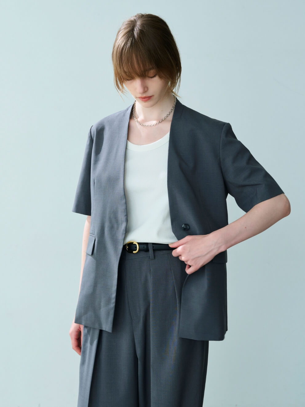 【CLEAN MOTION】ハーフスリーブジャケット、ウォッシャブルバレルパンツ、【AULENTTI】ゴールドバックルレザーベルトを着用したモデル画像