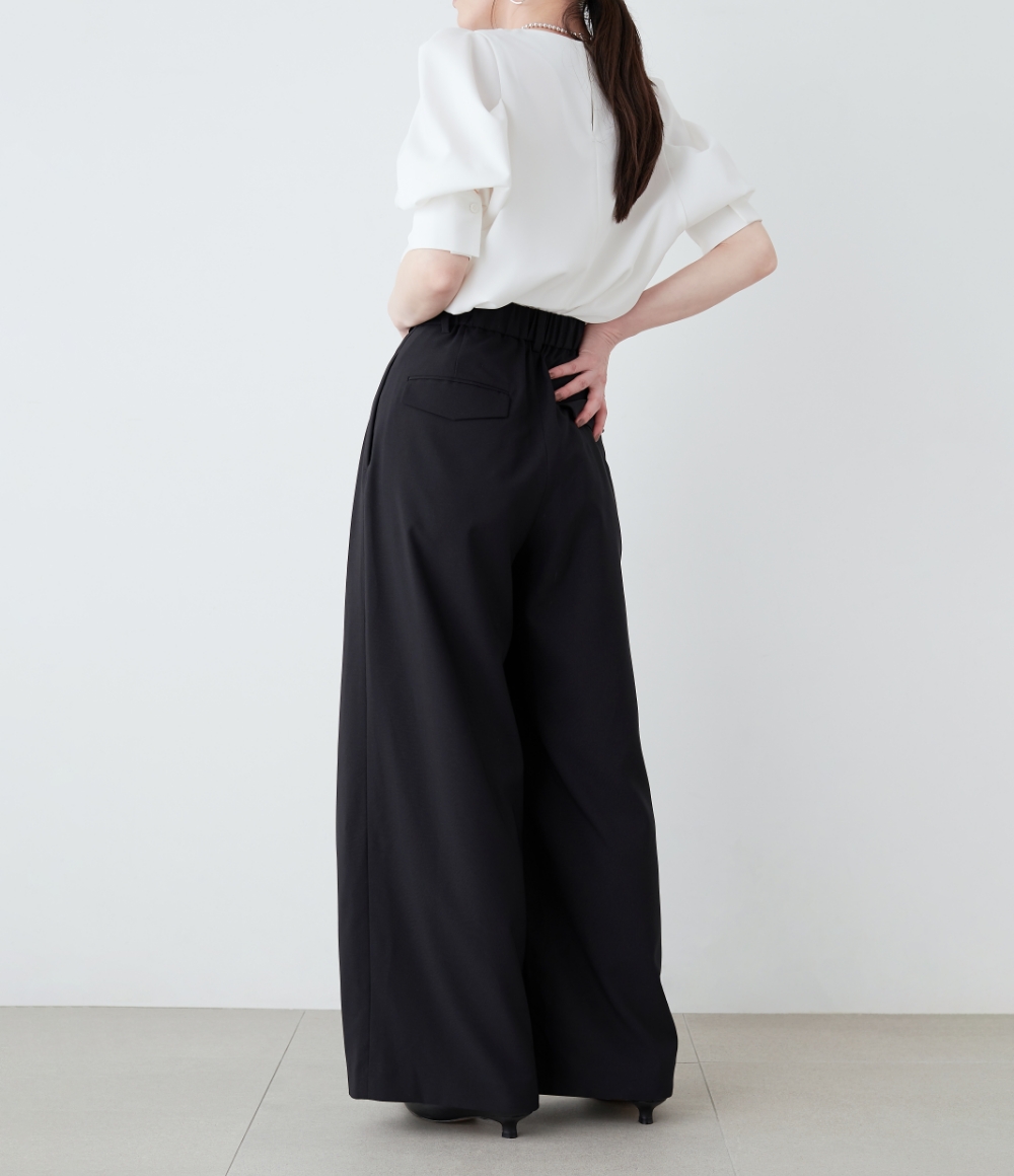 タックフォルムブラウスとラップワイドパンツを着用している女性の画像--06