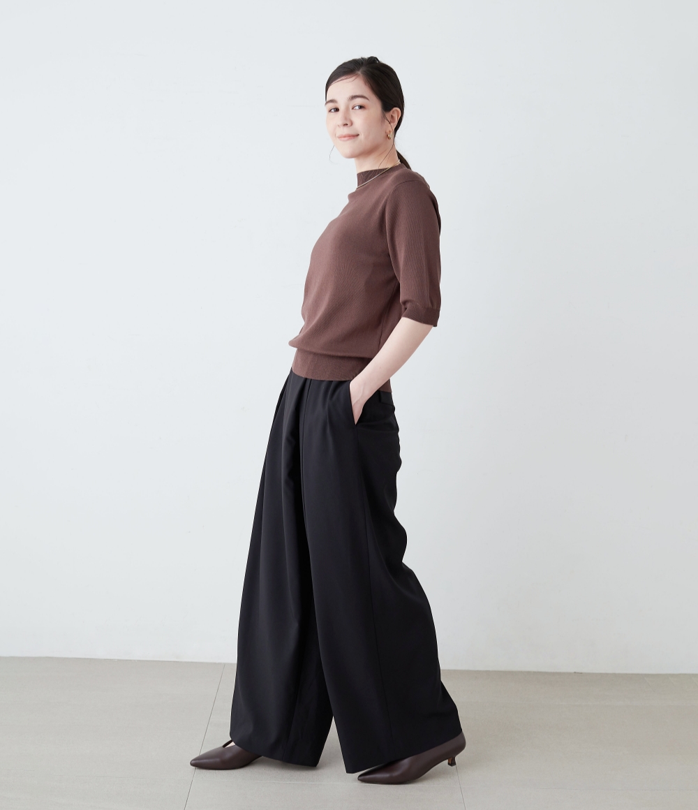 ブラウンのニットとをブラックのラップパンツを着用した女性の画像--2
