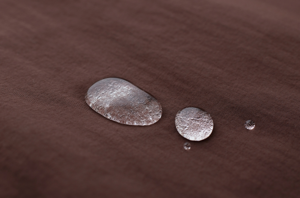 撥水バレルレッグパンツ【NYLON WATER PROOF】の生地に水がはじいている画像