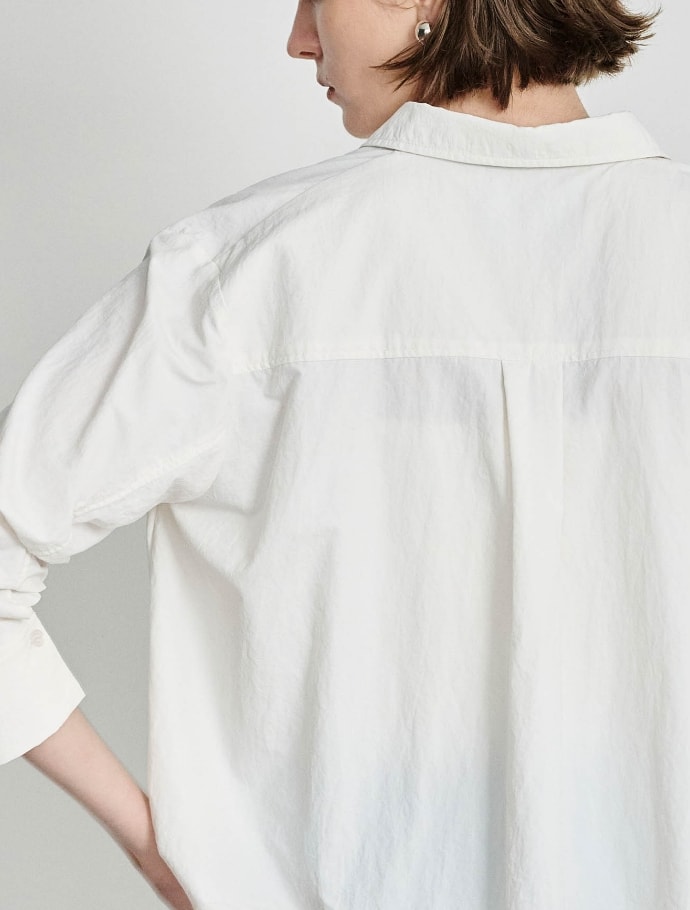 シャツとネックレスとピアスを着用した女性