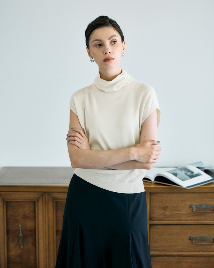 ホワイトのシルクコットンオフタートルニット・ブラックの<FITTING CAMPAIGN対象商品>ウォッシャブルマチフレアスカート【CLEAN MOTION】・シルバーのボールピアスを着用した女性の画像--2