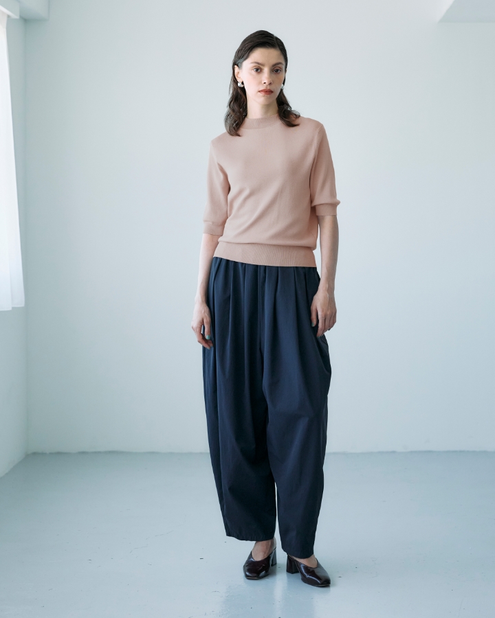 ピンクのシルクコットンハーフスリーブトップス・ネイビーの<FITTING CAMPAIGN対象商品>ソフトタイプライターカーブパンツ【COOL MOTION】・シルバーのボールピアスを着用した女性の画像--3