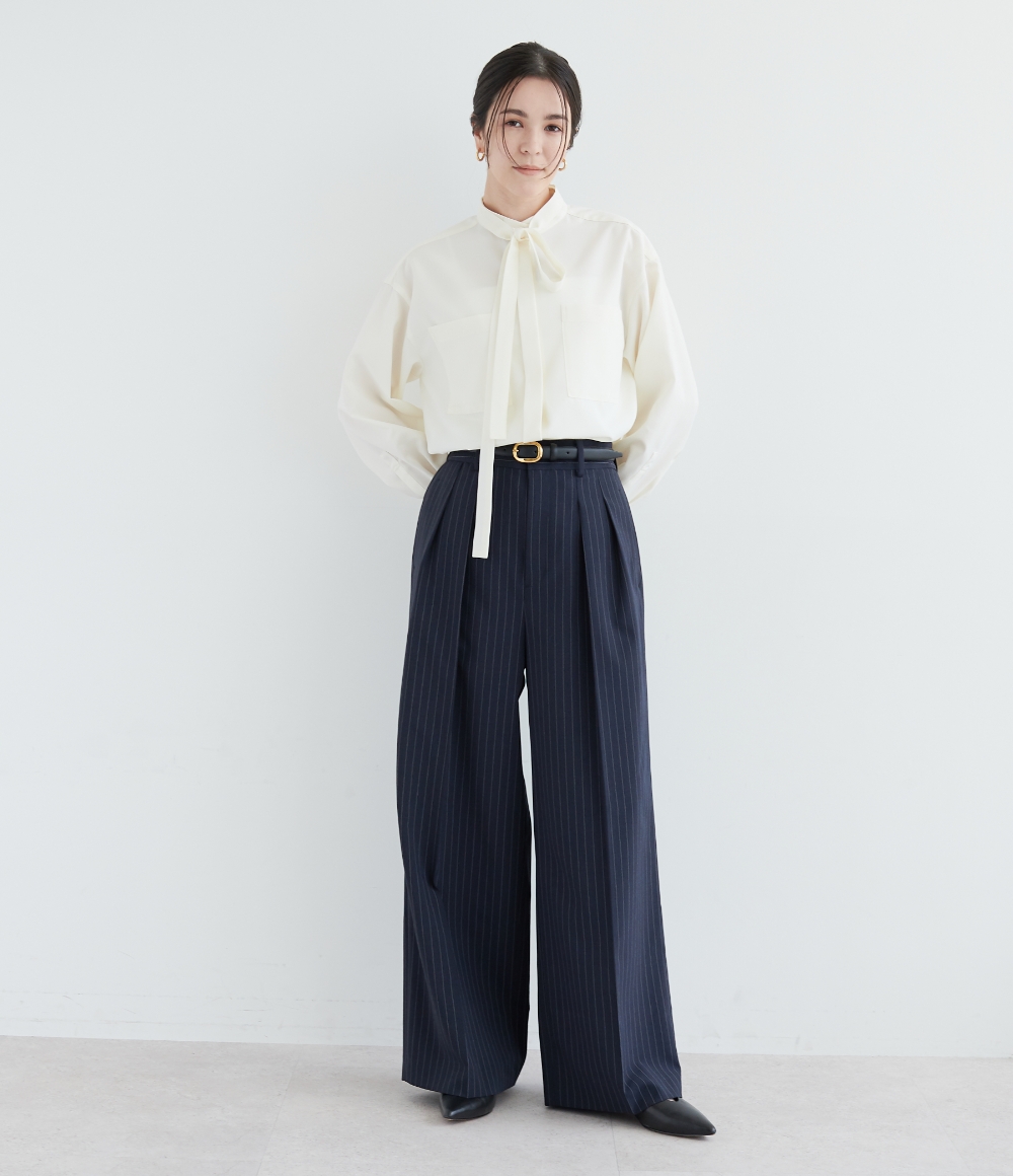 ウォッシャブル2WAYバンドカラーシャツ＆ウォッシャブル2タックルーミーパンツ【CLEAN MOTION】を着用した女性の画像--1