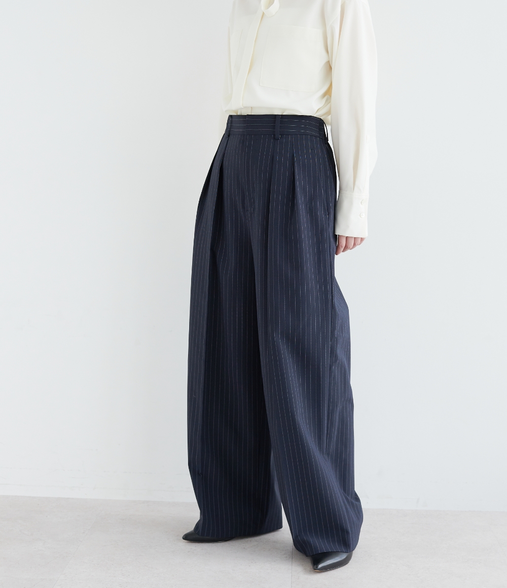 ウォッシャブル2WAYバンドカラーシャツ＆ウォッシャブル2タックルーミーパンツ【CLEAN MOTION】を着用した女性の画像--2