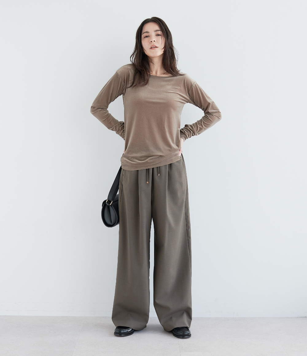 ベロアトップス＆ウォッシャブルイージーパンツ【CLEAN MOTION】＆【AULENTTI】レザーショルダーBAGを着用した女性画像--2
