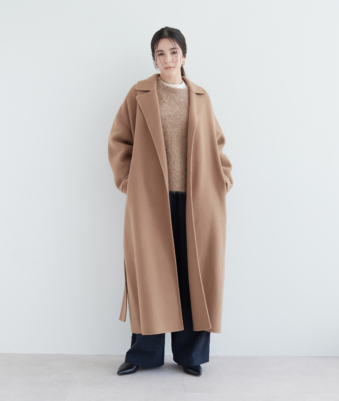 ウールメルトンロングリバーコートを着用しているモデル画像03