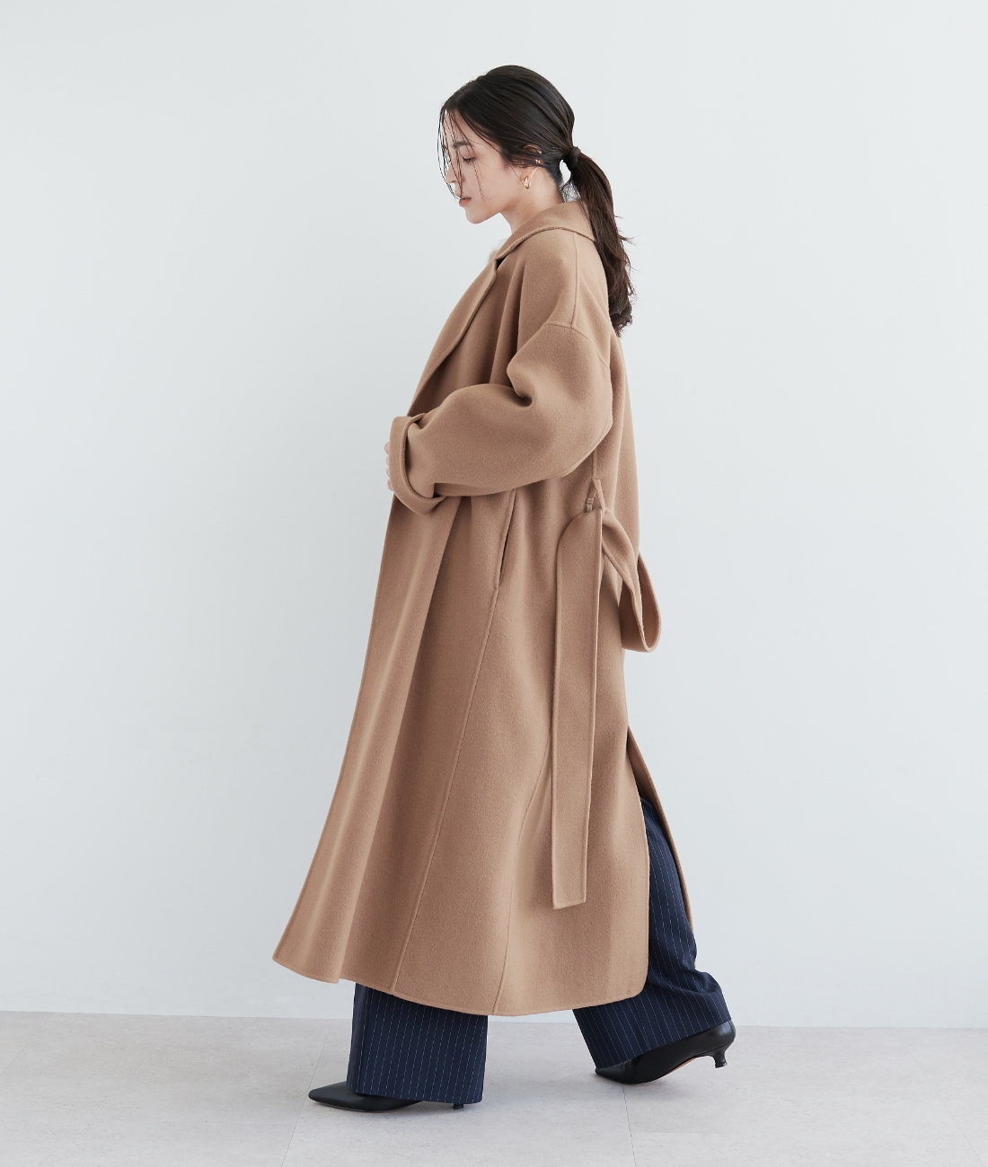 ウールメルトンロングリバーコートを着用しているモデル画像04