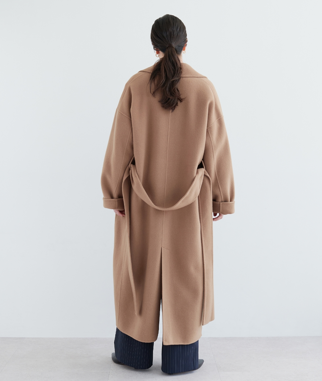 ウールメルトンロングリバーコートを着用しているモデル画像05