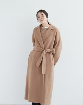 ウールメルトンロングリバーコートを着用しているモデルの画像