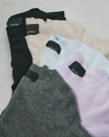 チャコール・ライラック・サックス・オートミール・ブラックの【CASHMERE100%】カシミヤクルーネックニットの画像--1