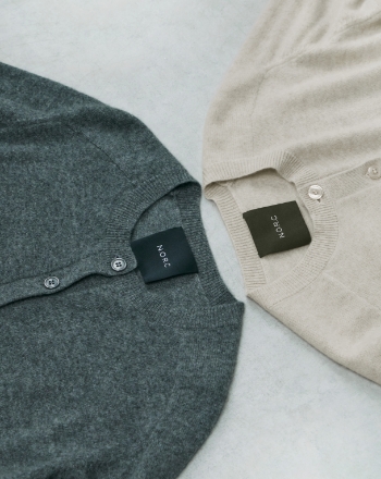 チャコールとオートミールの【CASHMERE100%】カシミヤクルーネックニットカーディガンの画像