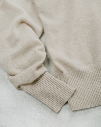 ベージュの【CASHMERE100%】カシミヤクルーネックニットをアップした画像