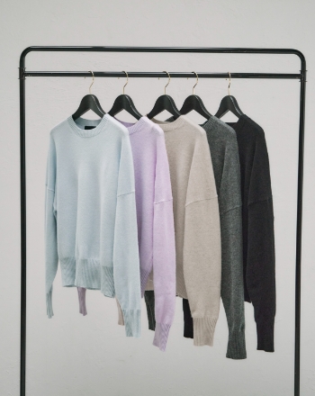 チャコール・ライラック・サックス・オートミール・ブラックの【CASHMERE100%】カシミヤクルーネックニットの画像--2