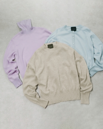 ベージュの【CASHMERE100%】カシミヤクルーネックニット・サックスの【CASHMERE100%】カシミヤクルーネックニットカーディガン・ライラックの【CASHMERE100%】カシミヤタートルネックニットの画像
