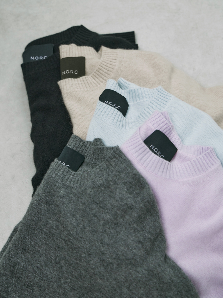 チャコール・ライラック・サックス・オートミール・ブラックの【CASHMERE100%】カシミヤクルーネックニットの画像--3