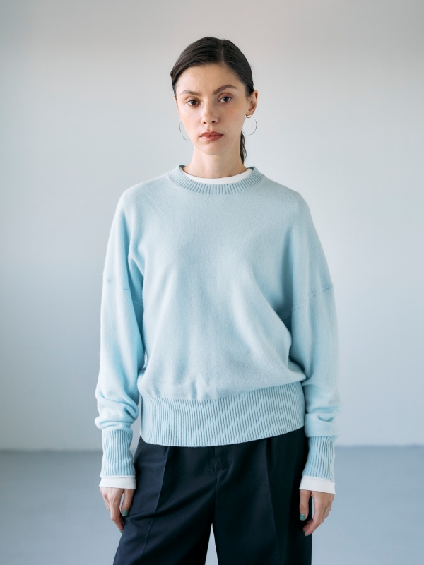 サックスの【CASHMERE100%】カシミヤクルーネックニット・オフホワイトのマルチファンクションボトルネックトップス・ブラックのウールライクソフトカーブパンツを着用した女性の画像--2