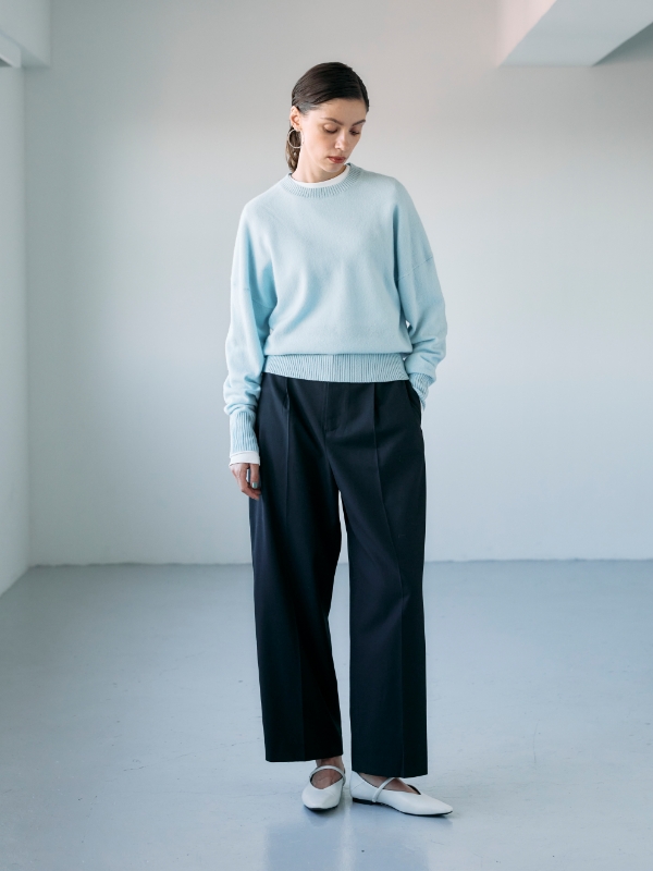 サックスの【CASHMERE100%】カシミヤクルーネックニット・オフホワイトのマルチファンクションボトルネックトップス・ブラックのウールライクソフトカーブパンツを着用した女性の画像--3