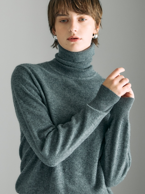 チャコールの【CASHMERE100%】カシミヤタートルネックニット・ブラックのタックドロストイージーパンツを着用した女性の画像--1