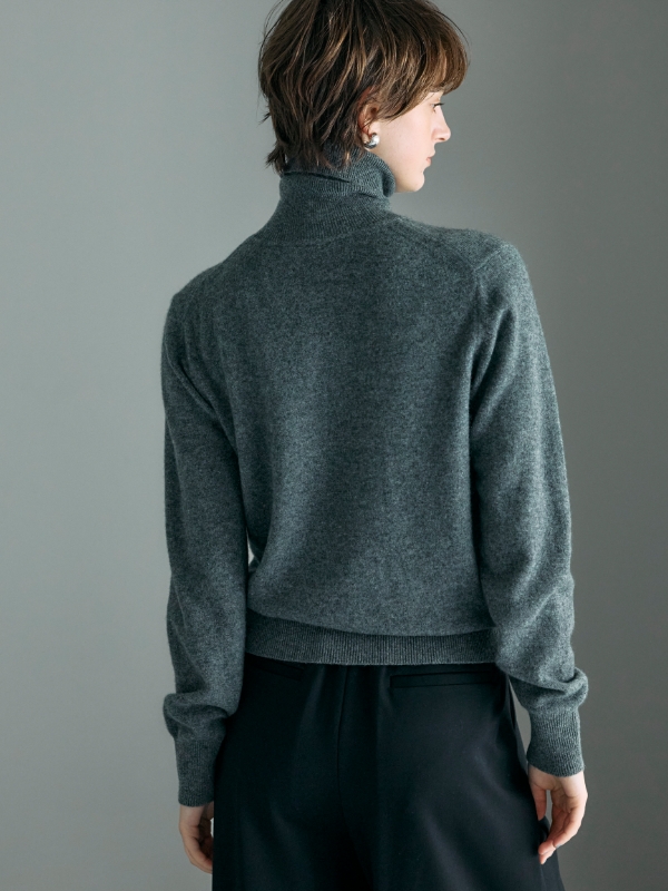 チャコールの【CASHMERE100%】カシミヤタートルネックニット・ブラックのタックドロストイージーパンツを着用した女性の画像--2