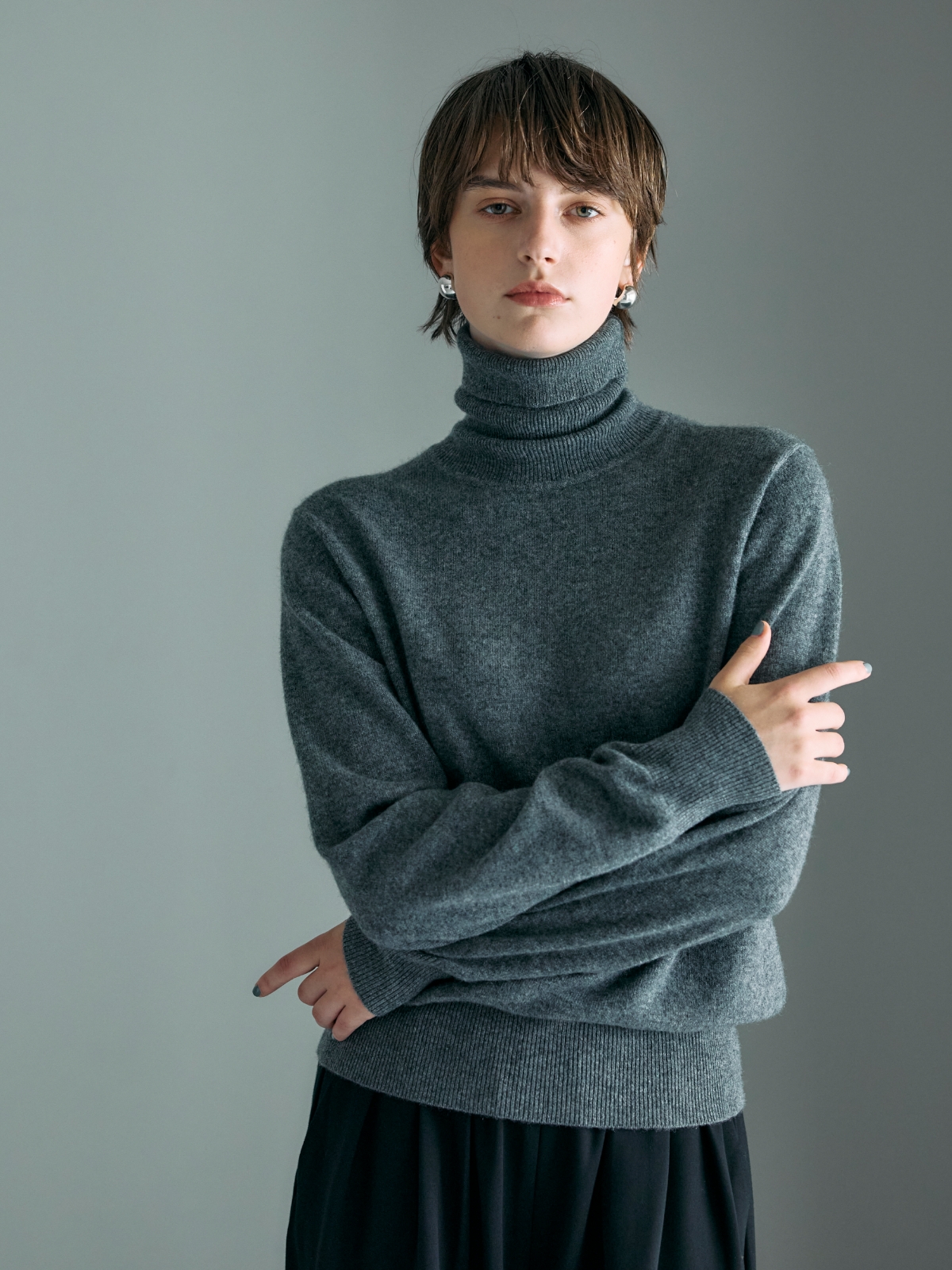 チャコールの【CASHMERE100%】カシミヤタートルネックニット・ブラックのタックドロストイージーパンツを着用した女性の画像--3