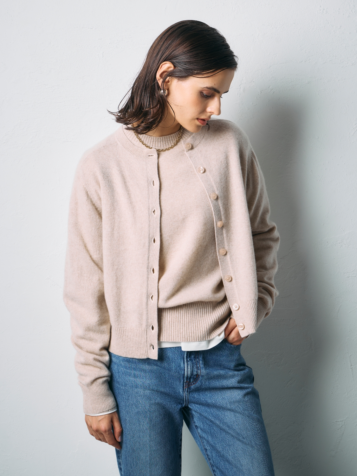 オートミールの【CASHMERE100%】カシミヤクルーネックニットカーディガン・ベージュの【CASHMERE100%】カシミヤクルーネックニット・オフホワイトのマルチファンクションボトルネックトップス・ミッドブルーの【NEEDBY】ANNIEを着用した女性の画像--1