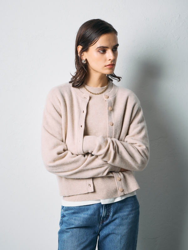 オートミールの【CASHMERE100%】カシミヤクルーネックニットカーディガン・ベージュの【CASHMERE100%】カシミヤクルーネックニット・オフホワイトのマルチファンクションボトルネックトップス・ミッドブルーの【NEEDBY】ANNIEを着用した女性の画像--2