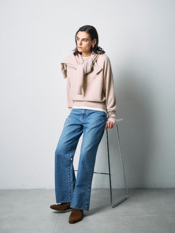 オートミールの【CASHMERE100%】カシミヤクルーネックニットカーディガン・ベージュの【CASHMERE100%】カシミヤクルーネックニット・オフホワイトのマルチファンクションボトルネックトップス・ミッドブルーの【NEEDBY】ANNIEを着用した女性の画像--3