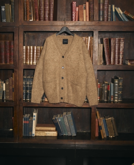 ブラウンのアルパカシャギーニットカーディガンのハンガー吊り写真