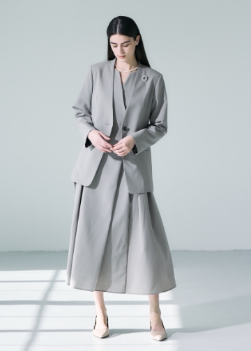 入学式 Jacket＆One-piece＆Broach＆Pierced earrings＆Necklaceを着用した女性 アンカーリンク