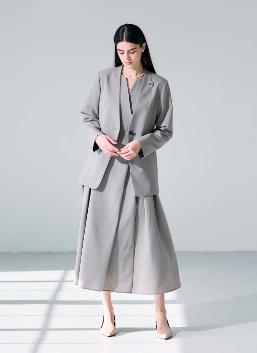 入学式 Jacket＆One-piece＆Broach＆Pierced earrings＆Necklaceを着用した女性	01