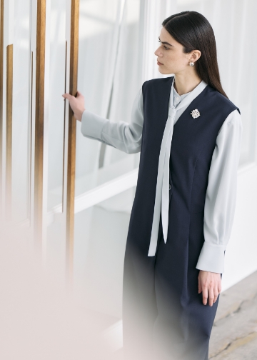 謝恩会・お食事会 Blouse＆All-in-oneを着用した女性 アンカーリンク