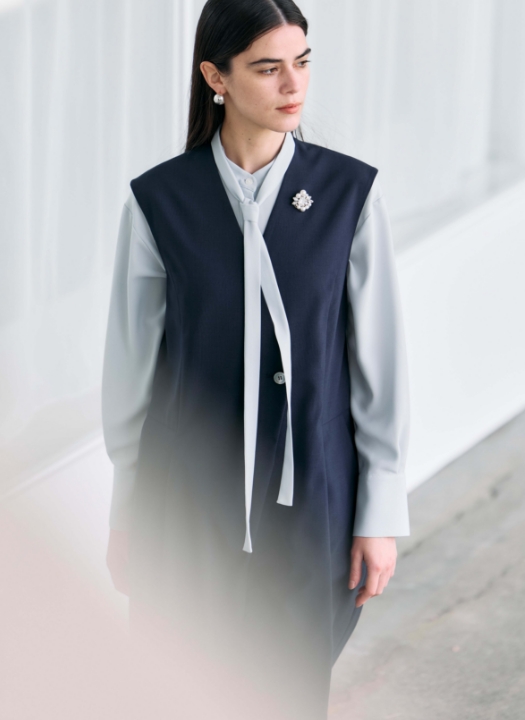 謝恩会・お食事会 Blouse＆All-in-oneを着用した女性	02