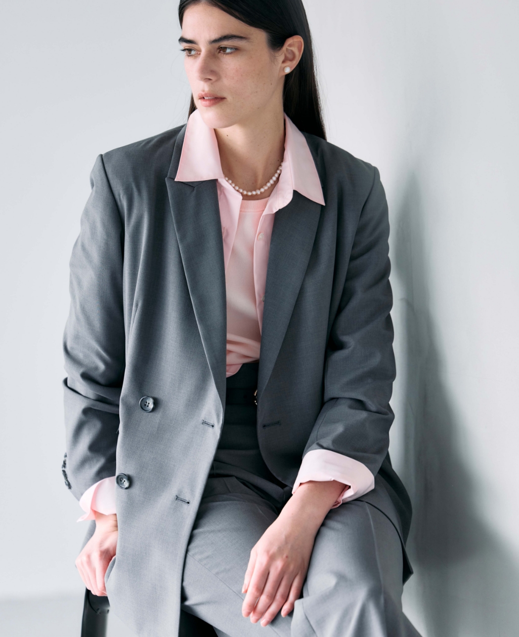 デイリー Coat＆Jacket＆Shirt＆Pullover＆Pants＆Pierced earrings＆Necklaceを着用した女性	01