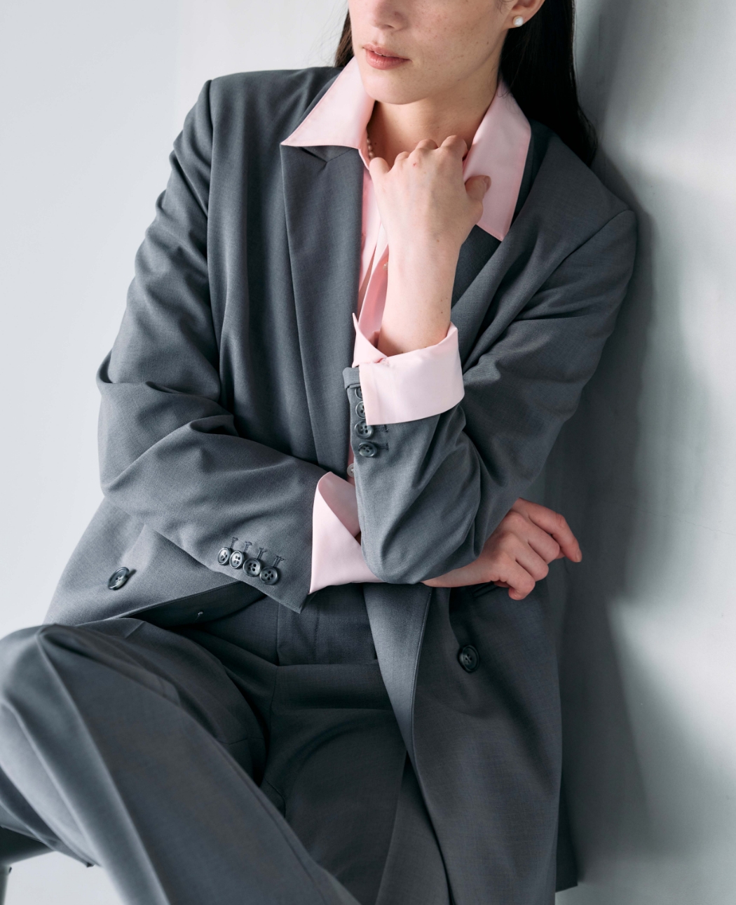 デイリー Coat＆Jacket＆Shirt＆Pullover＆Pants＆Pierced earrings＆Necklaceを着用した女性	02