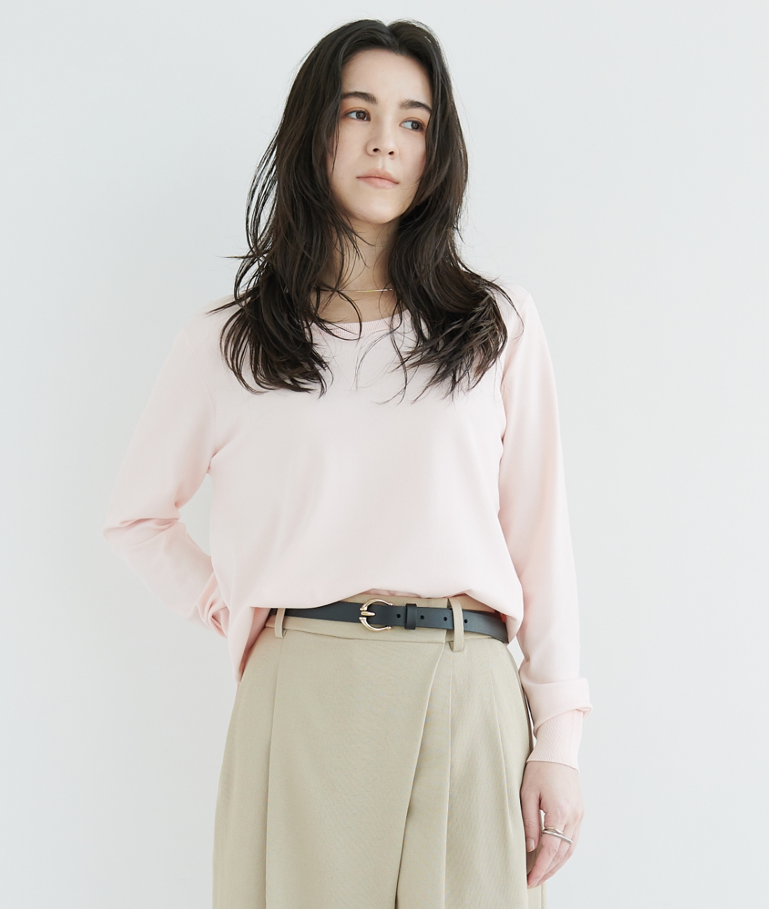 パステルピンクのニット・ベージュの【トリアセリネン】ラップトラウザーパンツを着用した女性のアップの画像--1