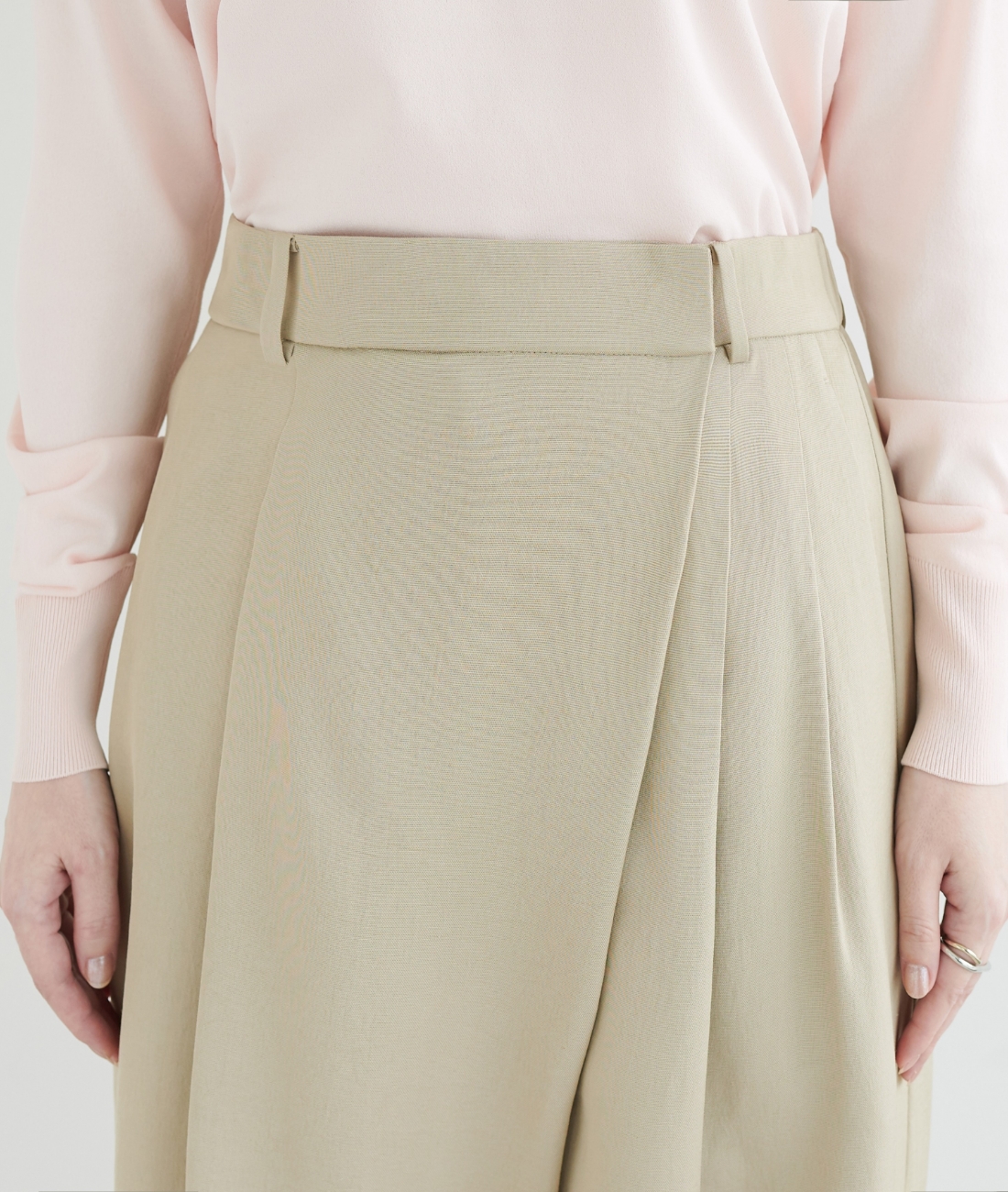 パステルピンクのニット・ベージュの【トリアセリネン】ラップトラウザーパンツを着用した女性のアップの画像--2