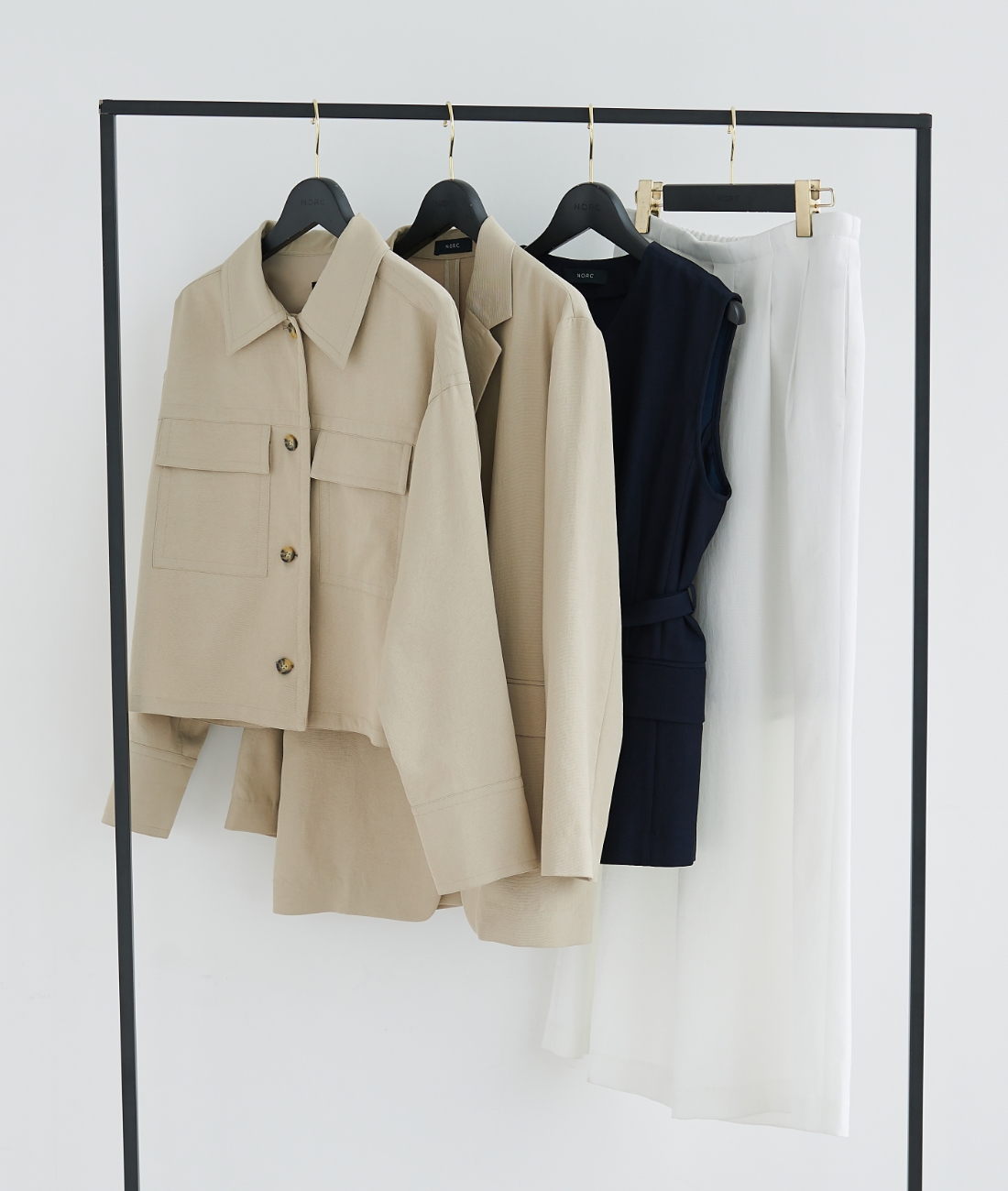 ベージュの【トリアセリネン】ステンカラーブルゾン・ベージュの【トリアセリネン】テーラードジャケット・ブラックの【トリアセリネン】ベルト付きジレ・ホワイトの【トリアセリネン】ドロストワイドパンツの商品画像