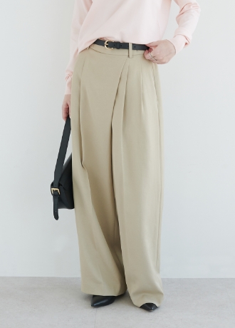 ベージュの【トリアセリネン】ラップトラウザーパンツを着用している女性の画像(アンカーリンク)