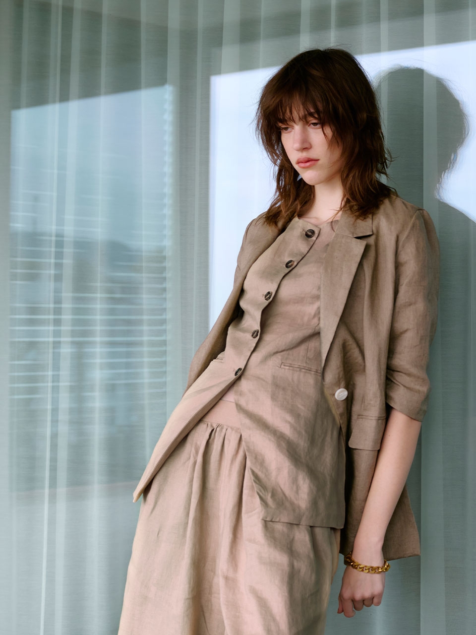 Jacket, Vest, Pantsの商品を着用した女性