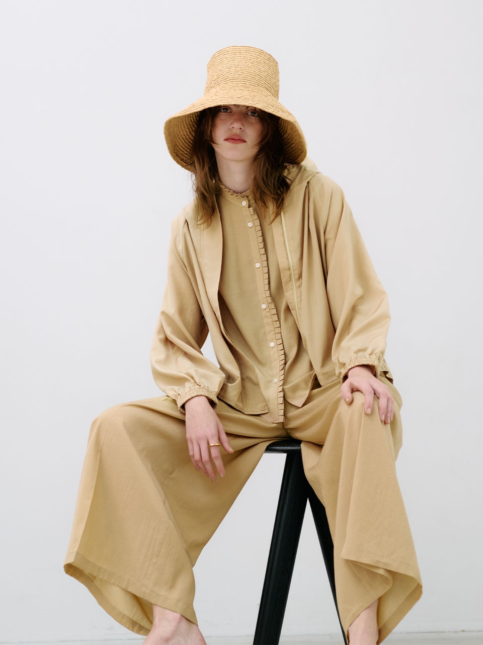 Blouson, Blouse, Pantsの商品を着用した女性