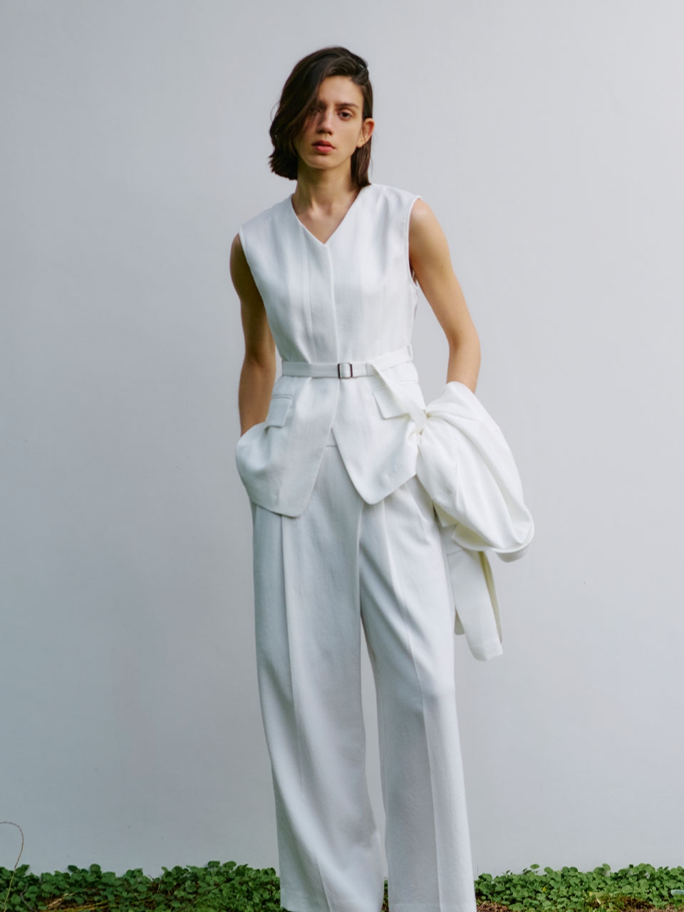 Gilet, Pantsの商品を着用した女性